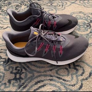 EUC - Women's Nike Quest